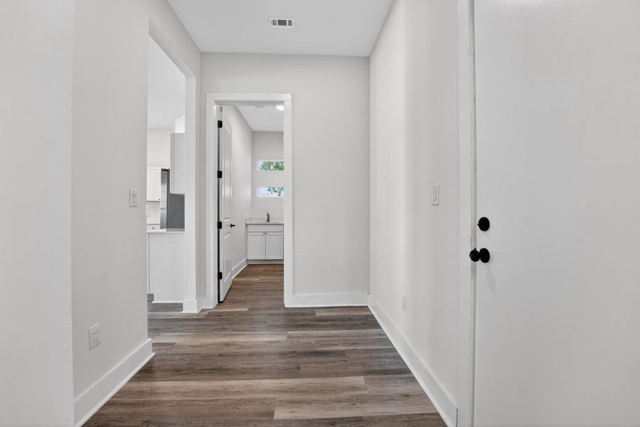 Spacious, unfurnished interior of a new home in , Horseshoe Bay (Image 19).