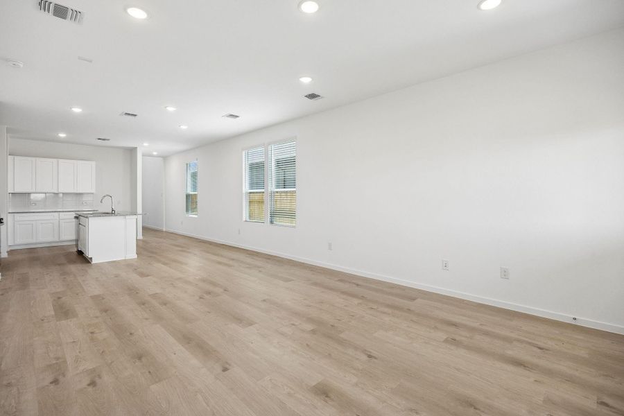 Spacious, unfurnished interior of a new home in Stokesbury, Waller (Image 34).