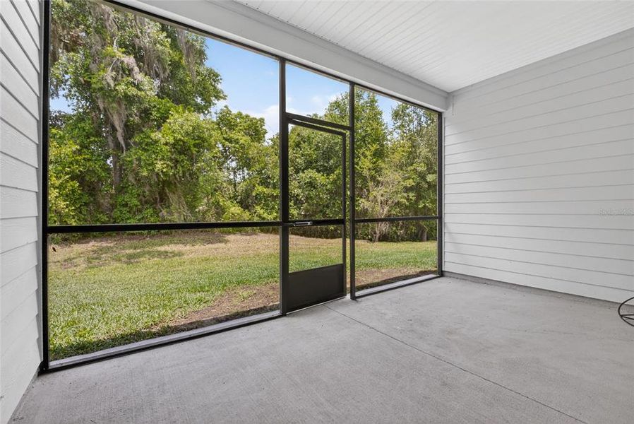 Exterior details and patio area of a home in , Dunnellon (Image 3).