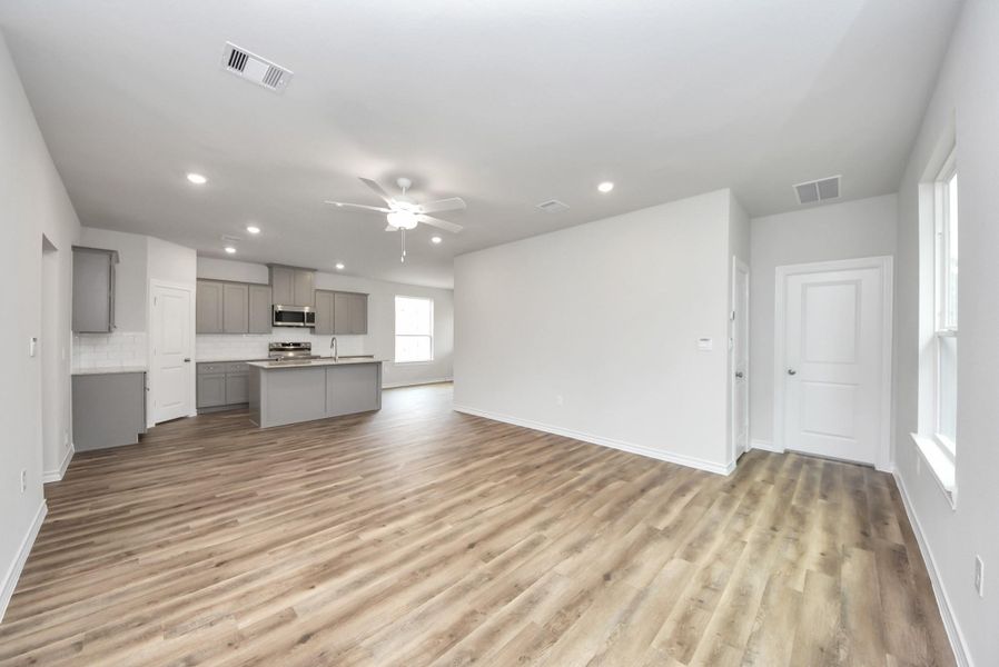Spacious, unfurnished interior of a new home in The Enclave at Spring Branch, Conroe (Image 29).