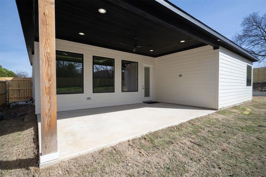 Exterior details and patio area of a home in , Dallas (Image 4).