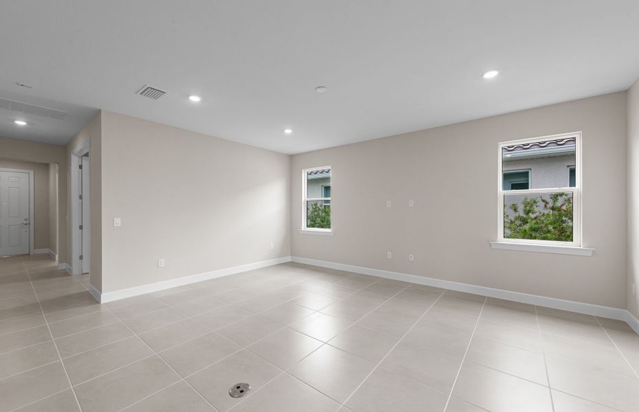 Spacious, unfurnished interior of a new home in Del Webb Oak Creek, North Fort Myers (Image 25).