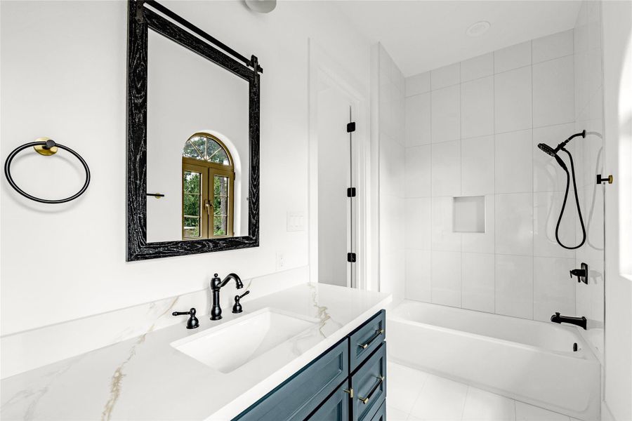 Light & bright bath 2 has a tub/shower combo with handheld shower