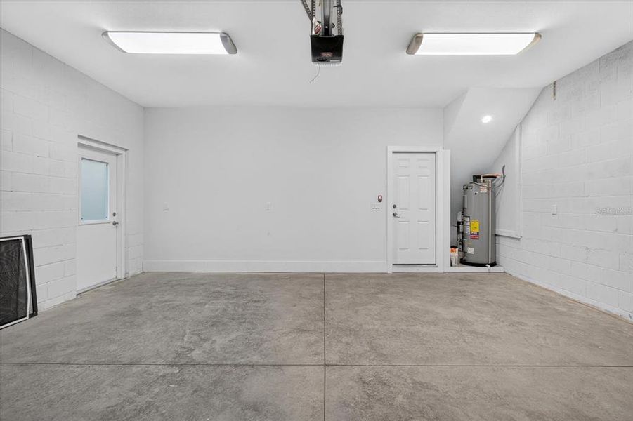 Spacious, unfurnished interior of a new home in , Tarpon Springs (Image 26).