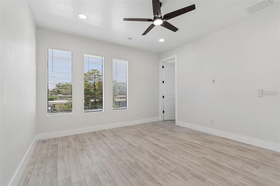 Spacious, unfurnished interior of a new home in , Tampa (Image 54).