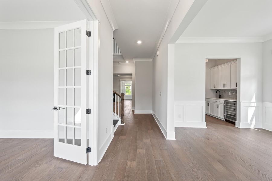 Spacious, unfurnished interior of a new home in Oak Bend, Charleston (Image 12).