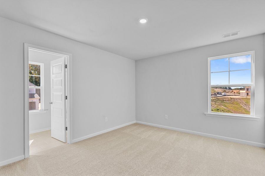 Spacious, unfurnished interior of a new home in Fieldstone, Lexington (Image 41).