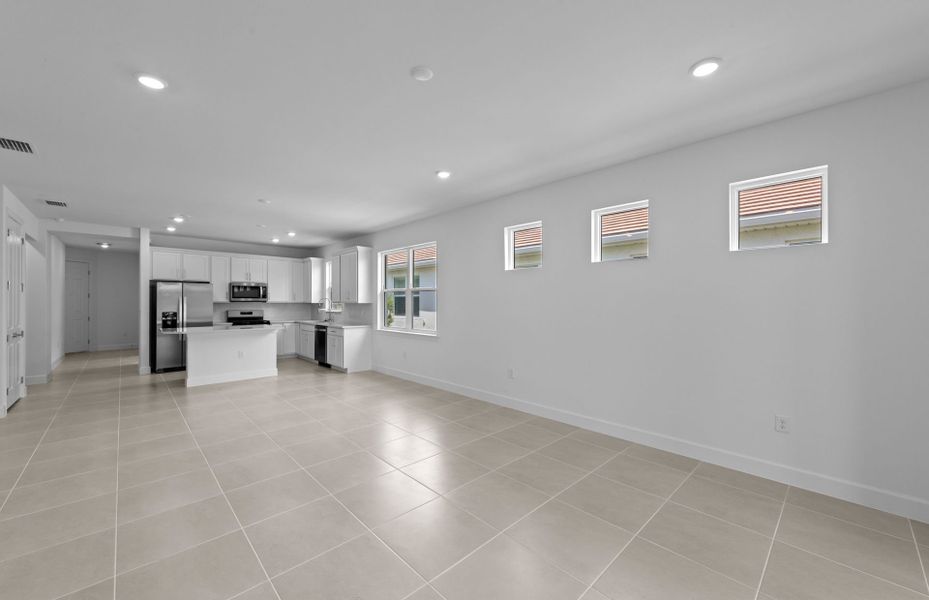 Spacious, unfurnished interior of a new home in TerraWalk at Babcock Ranch, Alva (Image 25).
