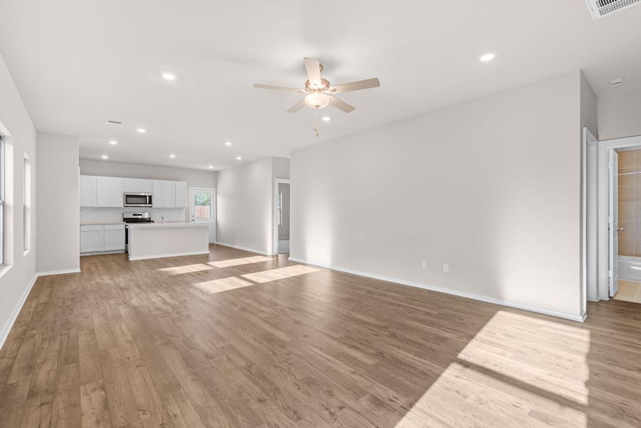 Spacious, unfurnished interior of a new home in Laurel Landing, Alvin (Image 18).