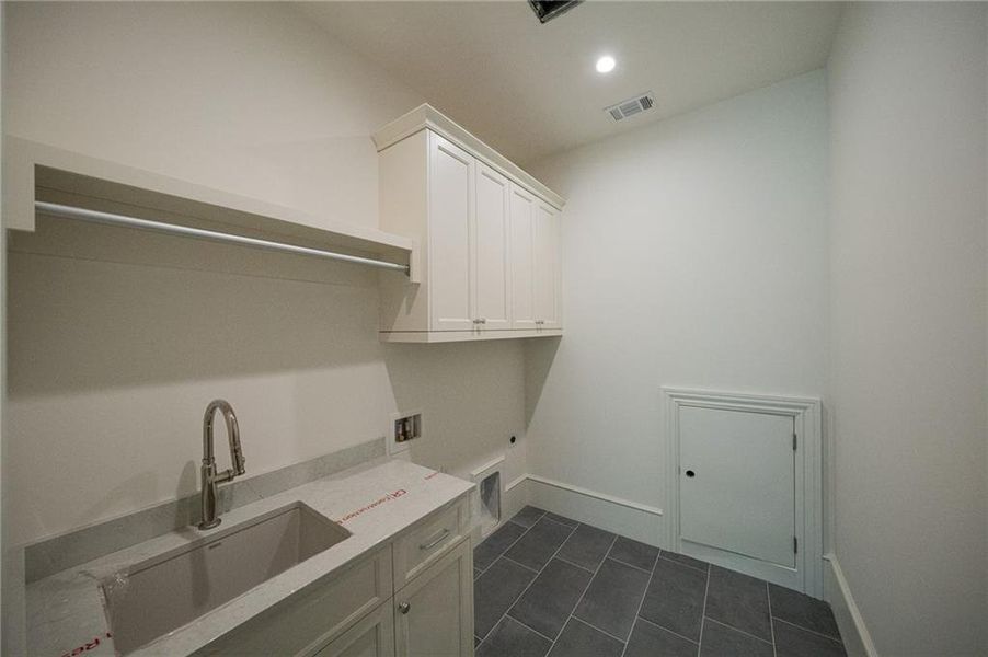 Furnished interior view inside a new home in Blue Heron Walk, Atlanta (Image 4).