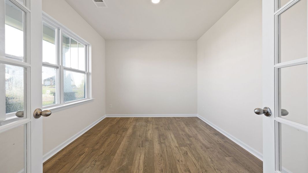 Spacious, unfurnished interior of a new home in Chestnut Ridge, Greenville (Image 15).