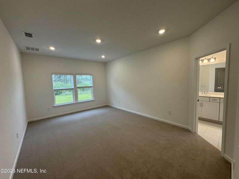 Spacious, unfurnished interior of a new home in Hyland Trail, Green Cove Springs (Image 13).