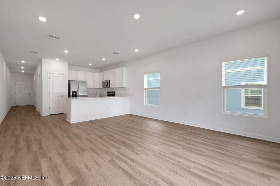 Spacious, unfurnished interior of a new home in Kasen Oaks, Jacksonville (Image 24).