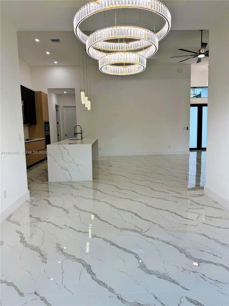 Spacious, unfurnished interior of a new home in , Cape Coral (Image 20).