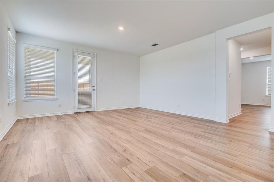 Spacious, unfurnished interior of a new home in Cottonwood Creek, Seagoville (Image 11). Spacious, unfurnished interior of a new home in Cottonwood Creek, Seagoville (Image 11).