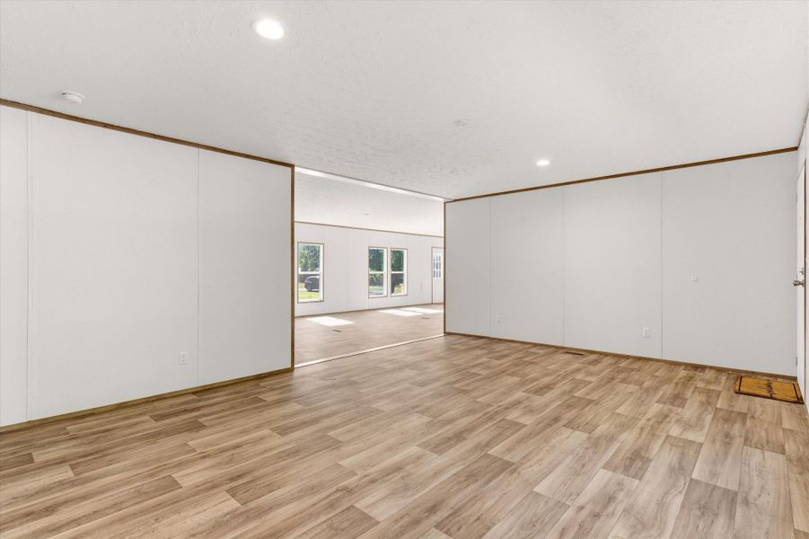 Spacious, unfurnished interior of a new home in , Goose Creek (Image 9).