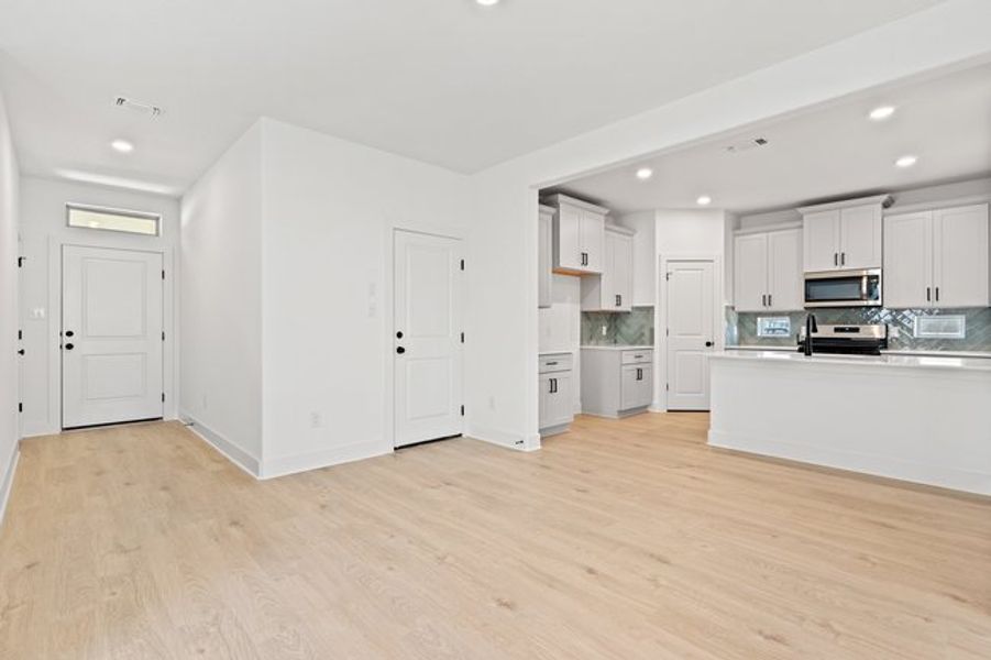 Spacious, unfurnished interior of a new home in Crosswinds, Kyle (Image 10).