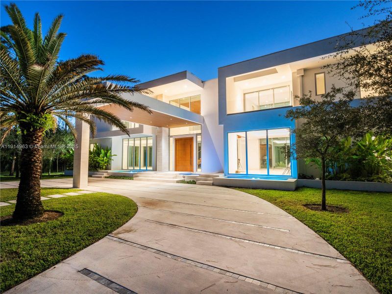 Exterior details and patio area of a home in , Pinecrest (Image 41).