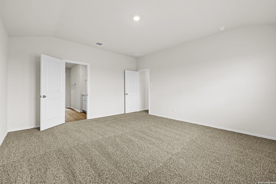Spacious, unfurnished interior of a new home in Winding Creek, New Braunfels (Image 9).