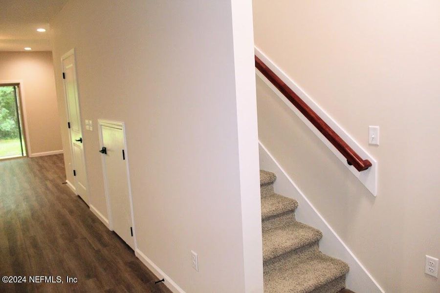 Spacious, unfurnished interior of a new home in , Middleburg (Image 12).