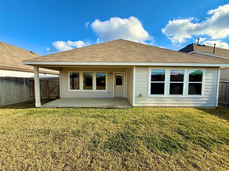 Exterior details and patio area of a home in Charleston Heights, Rosharon (Image 16).