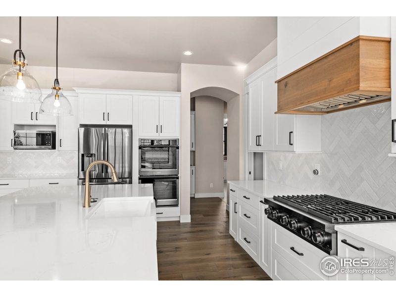 Gourmet kitchen with 6 burners on the gas stove and double oven.