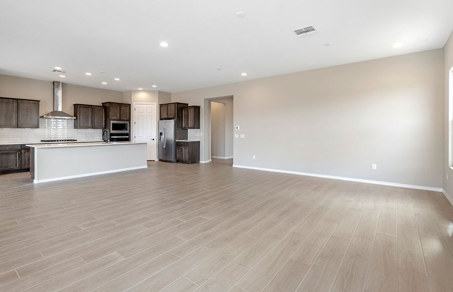 Spacious, unfurnished interior of a new home in Vistoso Canyon Estates, Oro Valley (Image 24).