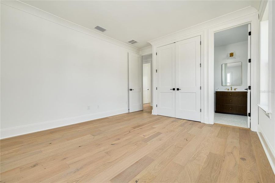 Spacious, unfurnished interior of a new home in , St. Petersburg (Image 43).