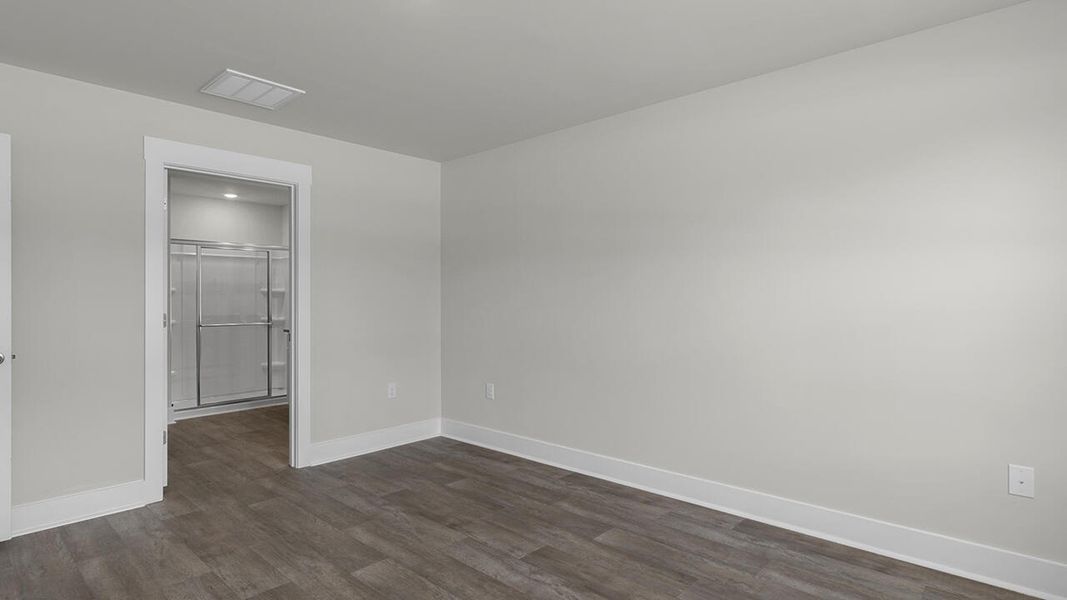 Spacious, unfurnished interior of a new home in Eagle Creek, Bolivia (Image 16).