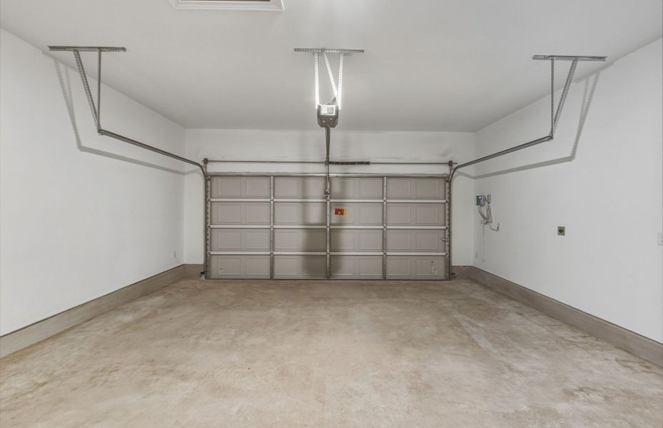 Spacious, unfurnished interior of a new home in Lagos, Manor (Image 44).