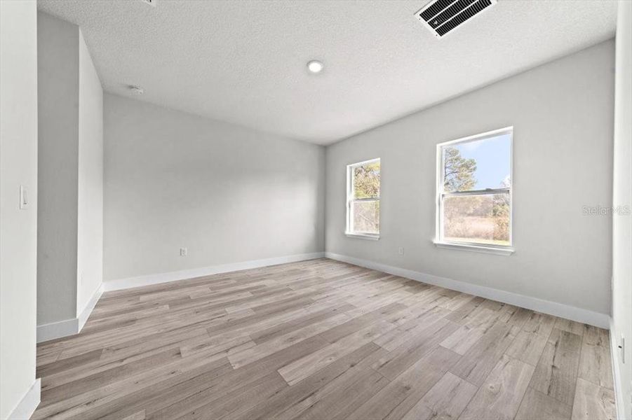 Spacious, unfurnished interior of a new home in , Ocala (Image 27).