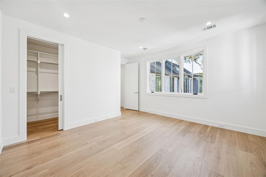 Spacious, unfurnished interior of a new home in , Dallas (Image 25).