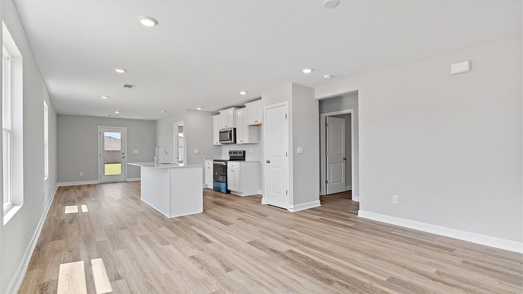 Spacious, unfurnished interior of a new home in Colonial East, Panama City Beach (Image 15).