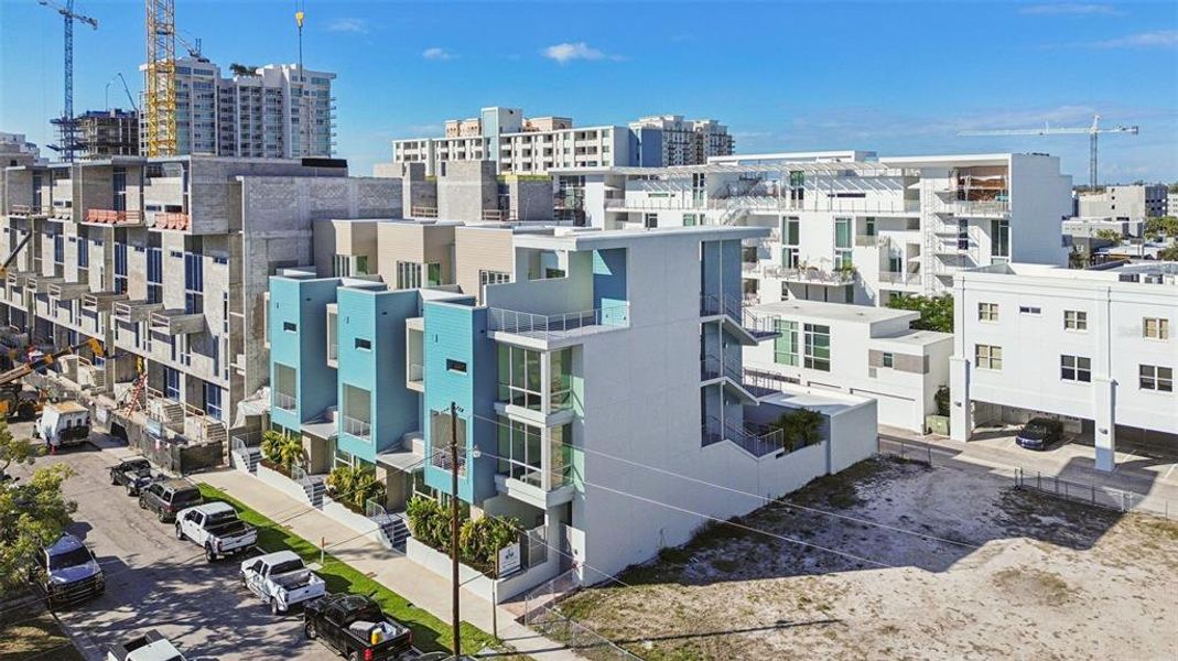 Condo located in Sarasota, FL showcasing its design and architecture (Image 5).