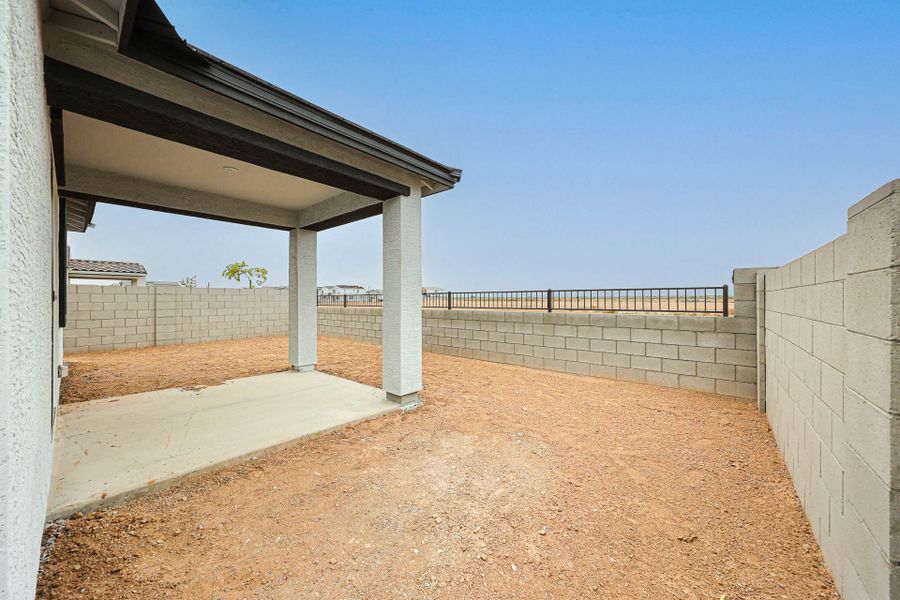 A concrete wall with pillars.