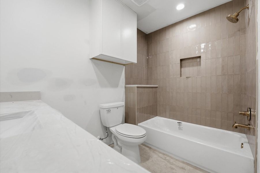 Top floor bathroom with access to the bedroom or optional media room Top floor bathroom with access to the bedroom or optional media room