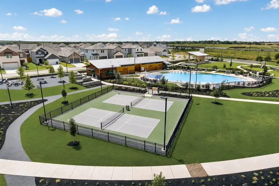 Community amenities in Longview, Del Valle (Image 3).