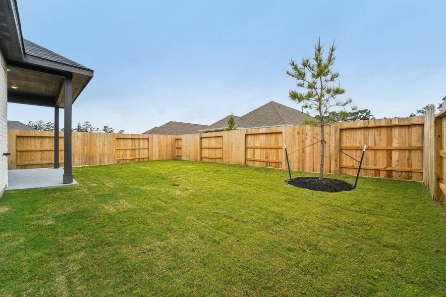 Exterior details and patio area of a home in Evergreen 40', Conroe (Image 4).