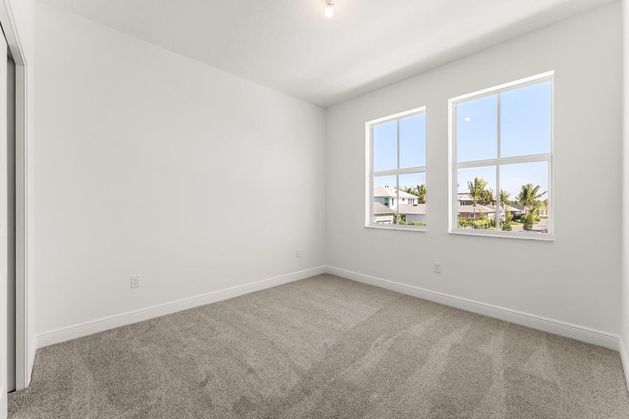 Spacious, unfurnished interior of a new home in Newfield - Rosette Park, Palm City (Image 9).