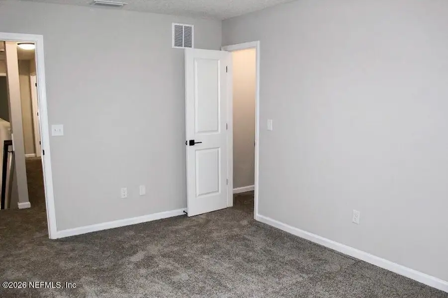 Spacious, unfurnished interior of a new home in , Middleburg (Image 7).