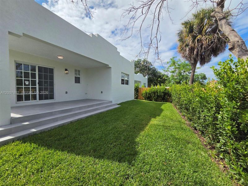 Exterior details and patio area of a home in , West Palm Beach (Image 19).