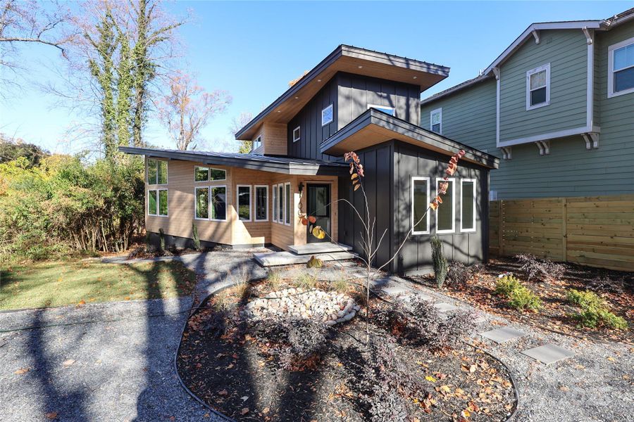 Exterior details and patio area of a home in , Charlotte (Image 25).