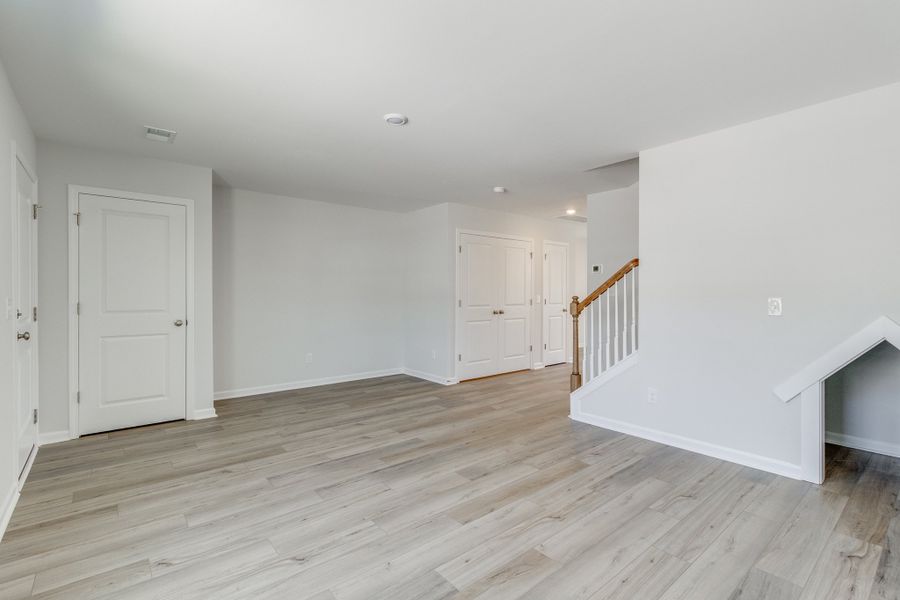 Spacious, unfurnished interior of a new home in Astoria, Columbia (Image 14).