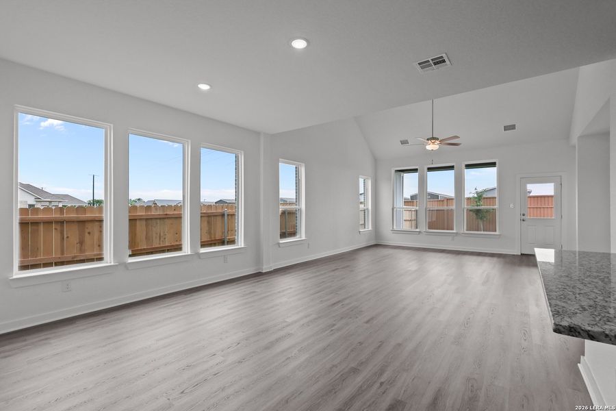 Spacious, unfurnished interior of a new home in Sunflower Ridge, New Braunfels (Image 28).
