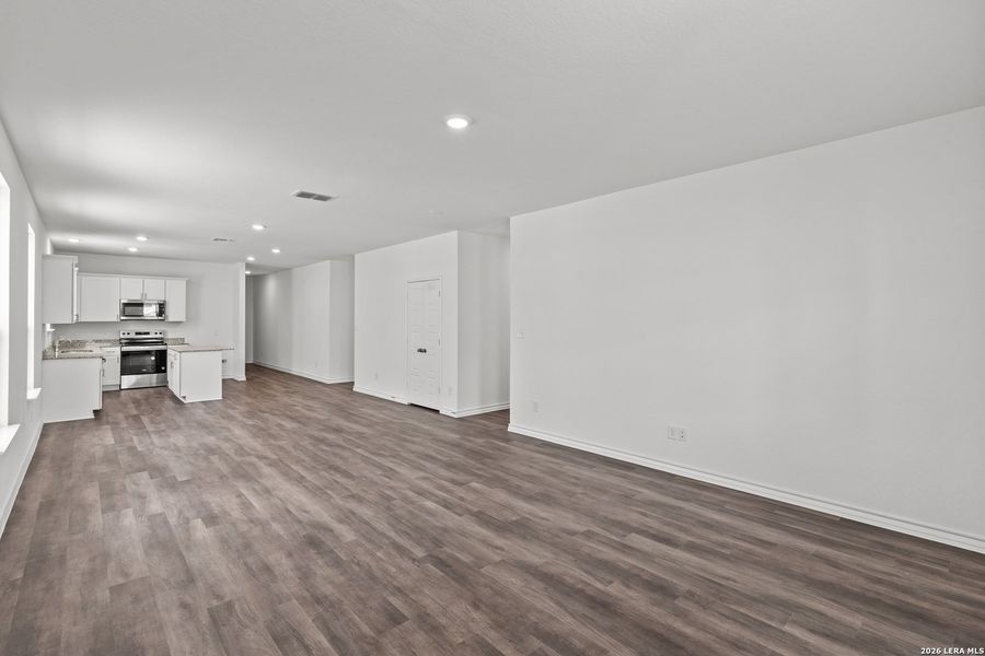 Spacious, unfurnished interior of a new home in Cinco Lakes, San Antonio (Image 26).