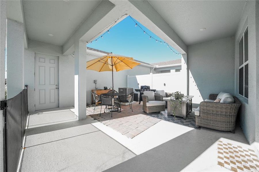 Exterior details and patio area of a home in , Debary (Image 3).