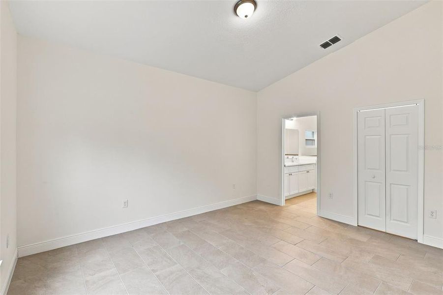 Spacious, unfurnished interior of a new home in , Yeehaw Junction (Image 24).