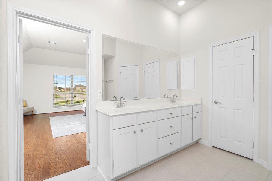The primary boasts a spa-inspired en suite complete with a jetted jacuzzi soaking tub, an oversized walk-in shower, and a dual-sink vanity — everything you need to decompress after a day on the water. The primary boasts a spa-inspired en suite complete with a jetted jacuzzi soaking tub, an oversized walk-in shower, and a dual-sink vanity — everything you need to decompress after a day on the water.