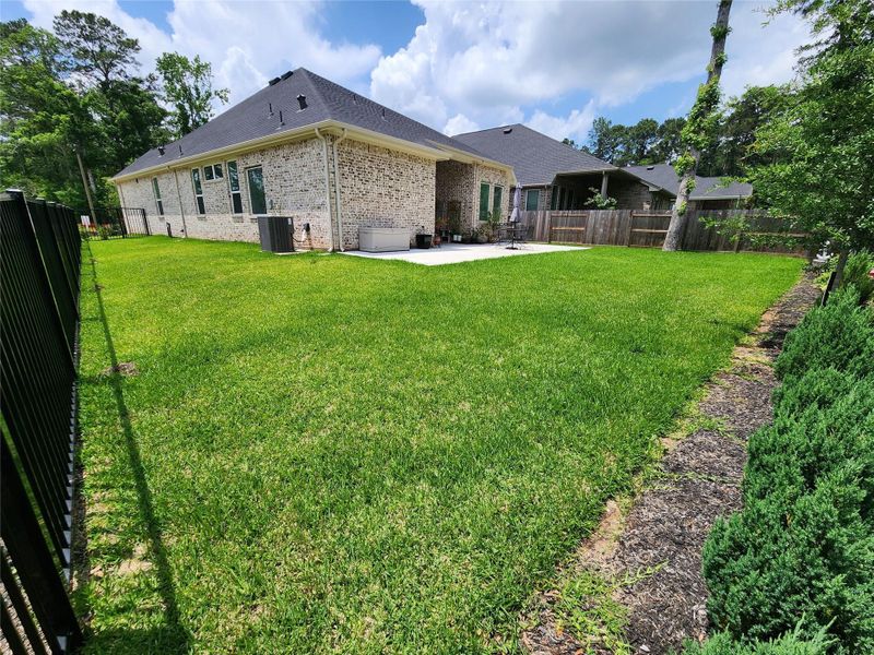 Exterior details and patio area of a home in The Woodlands Hills, Willis (Image 4).