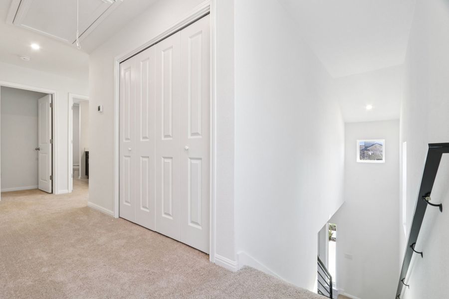 Spacious, unfurnished interior of a new home in Porter Country, Buda (Image 23).